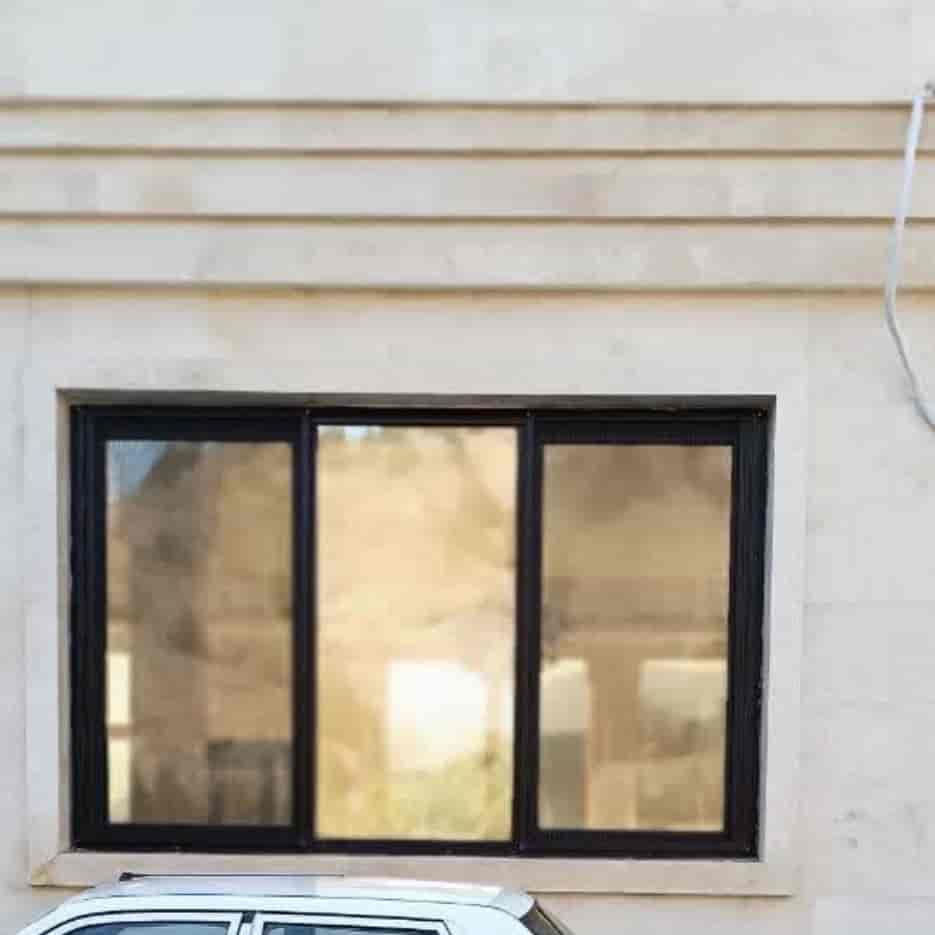 اجرای درب و پنجره UPVC بیرون لمینت مشکی