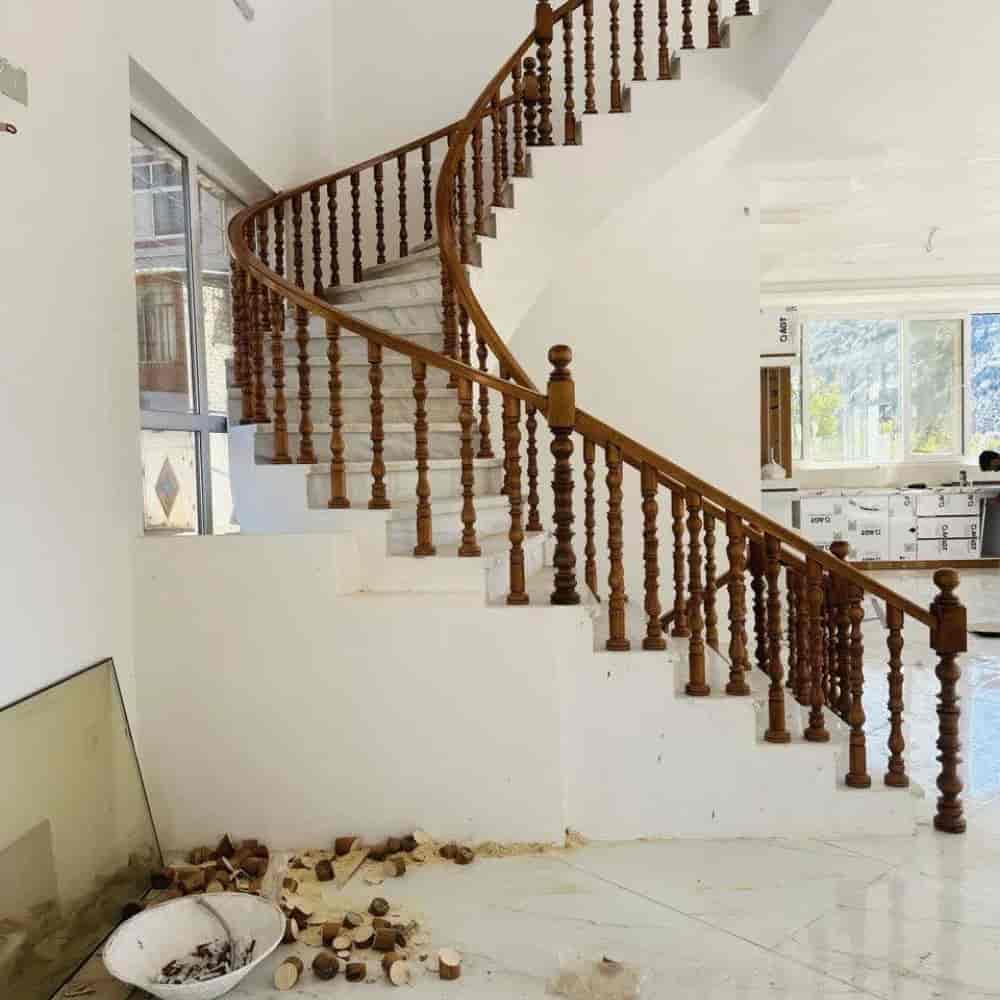 اجرای نرده چوبی و پلیمری پلکان